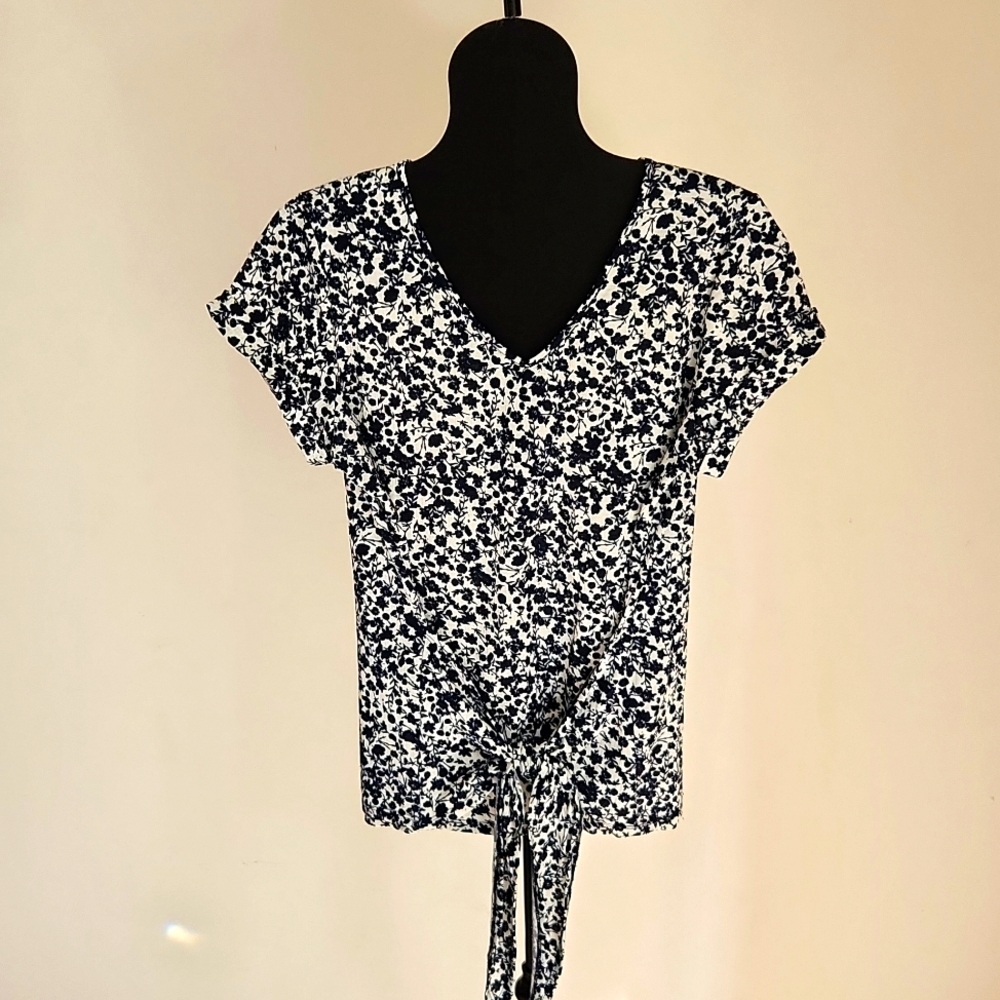 Cupio blue and white floral cape sleeve top with tie waste, size XL.
